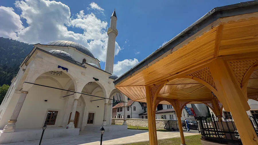 Bosna Hersek’teki tarihi Sinan Bey Camii Türkiye’nin desteğiyle yeniden ibadete açıldı