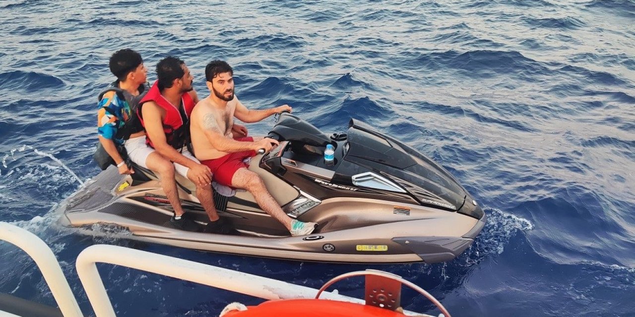 Jet ski ile kaçmaya çalıştılar