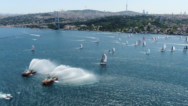 Kıyı Emniyeti şehit ve gaziler için İstanbul Boğazı’nda gösteri yaptı