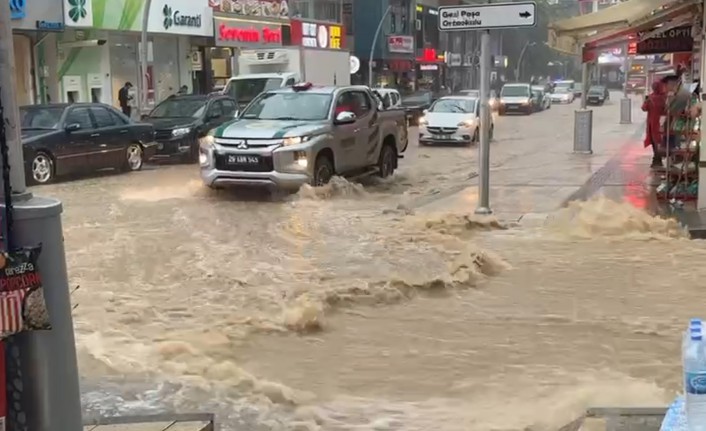 Şiddetli yağış sonrası Gümüşhane-Bayburt yolu kapandı