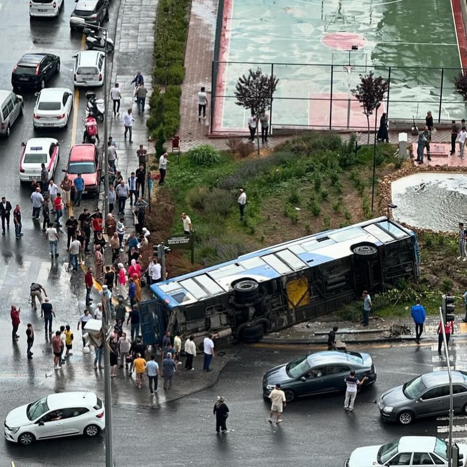 Belediye otobüsü devrildi: 5 yaralı