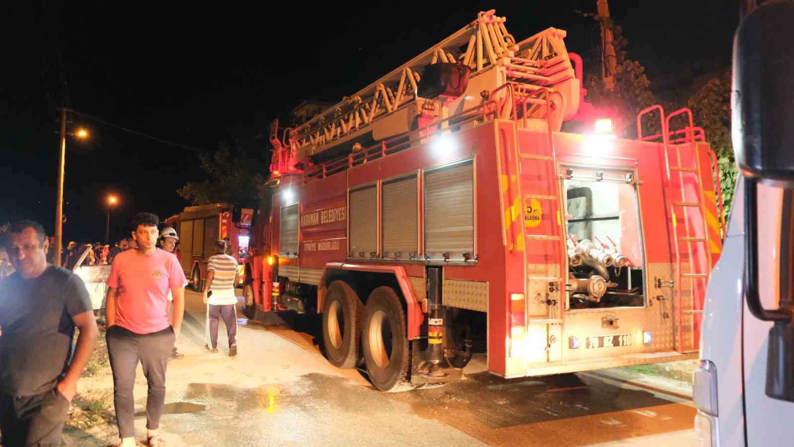 İtfaiye eri yangına elektrik kaçağına rağmen müdahale etti