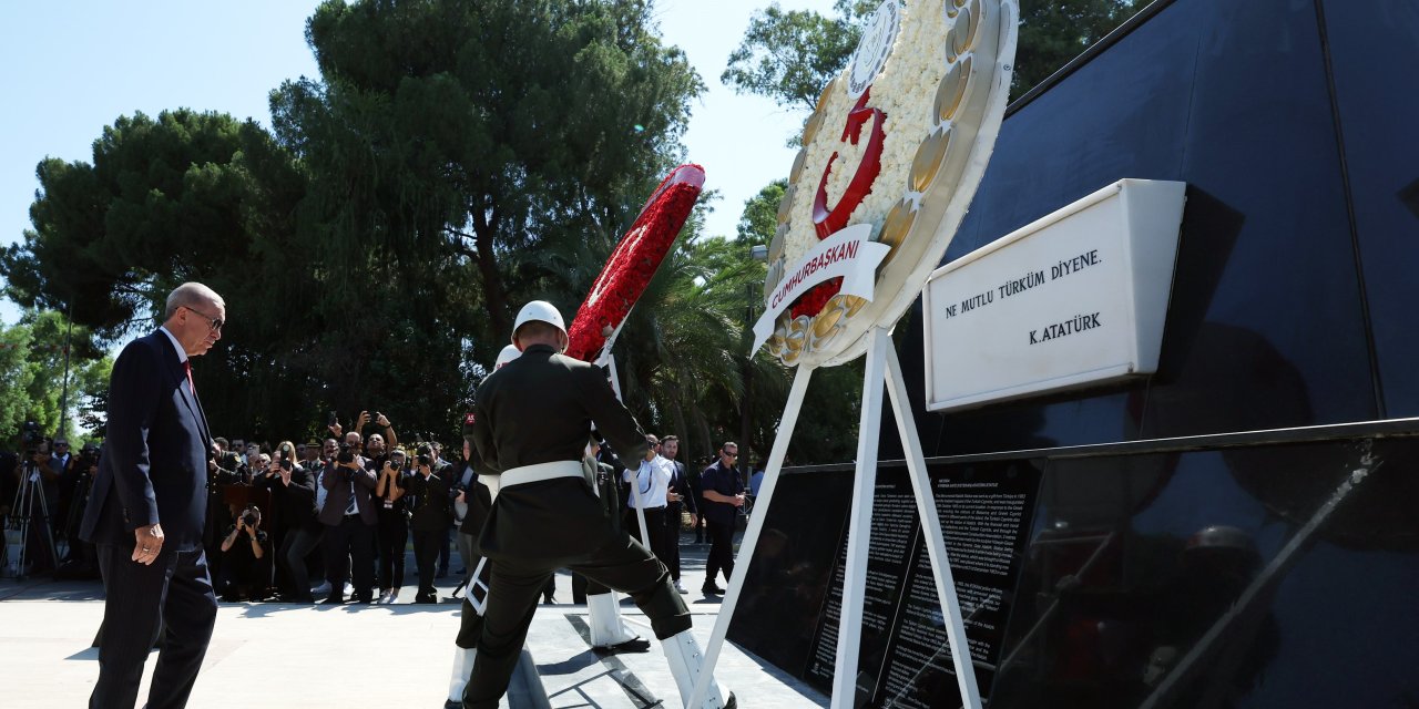 Cumhurbaşkanı Erdoğan, Atatürk Anıtı’na çelenk sundu
