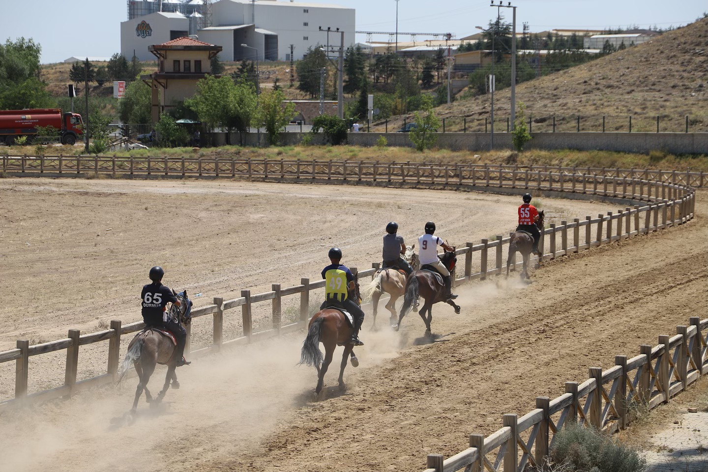 Konya'da rahvan atlar dört nala koştu! Yarışma nefes kesti