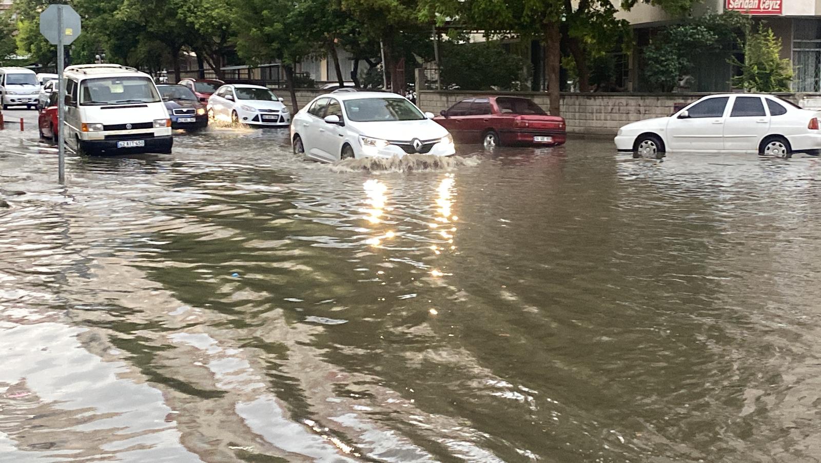Konya’da şiddetli yağış. Sokaklar göl oldu, caddeler kapandı