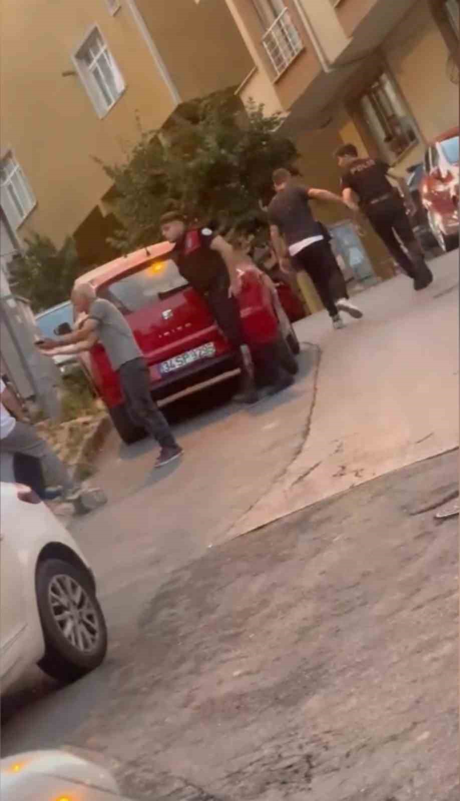 Sokakta "mini etek" kavgası: Kız kardeşine laf atılınca bıçak çekti