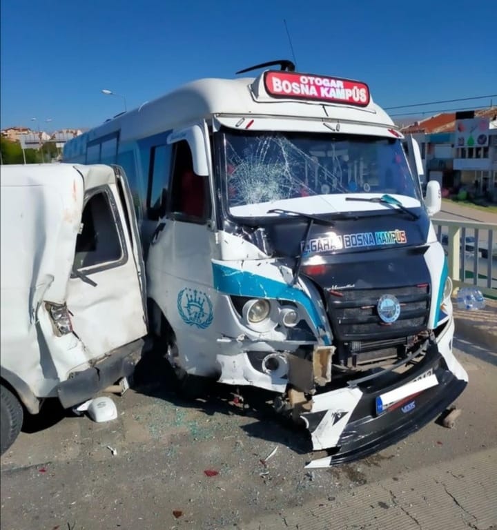 Konya'da feci kaza! Dolmuş, hafif ticari araca vurdu