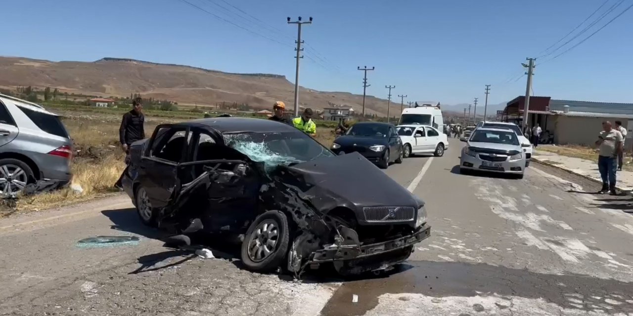 Cip ve otomobil kafa kafaya çarpıştı: 1’i ağır 4 yaralı