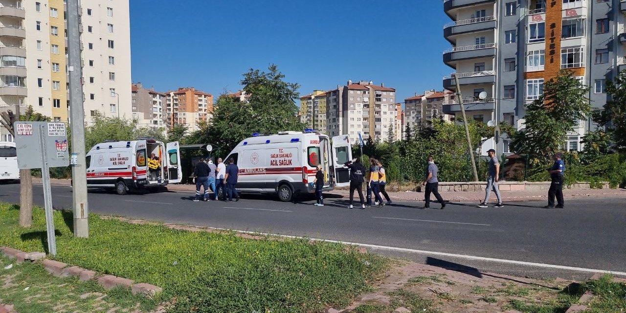 İşçi servisi ile kamyon çarpıştı: 10 yaralı