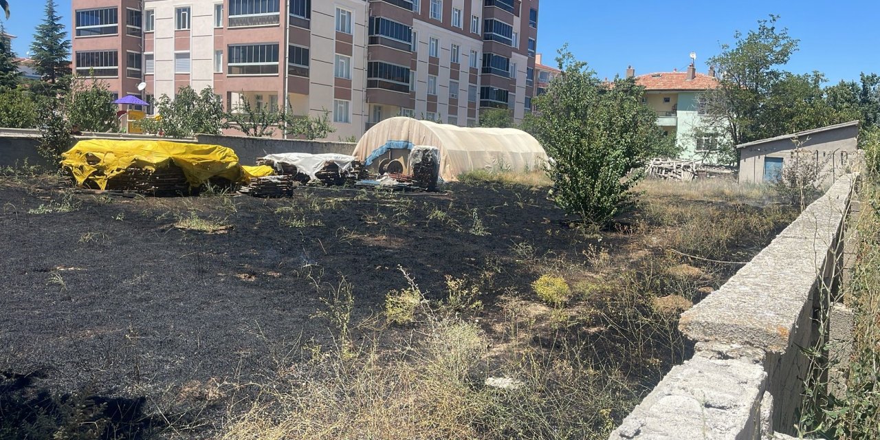 Kulu’da kuru ot yangını bahçedeki malzemelere zarar verdi