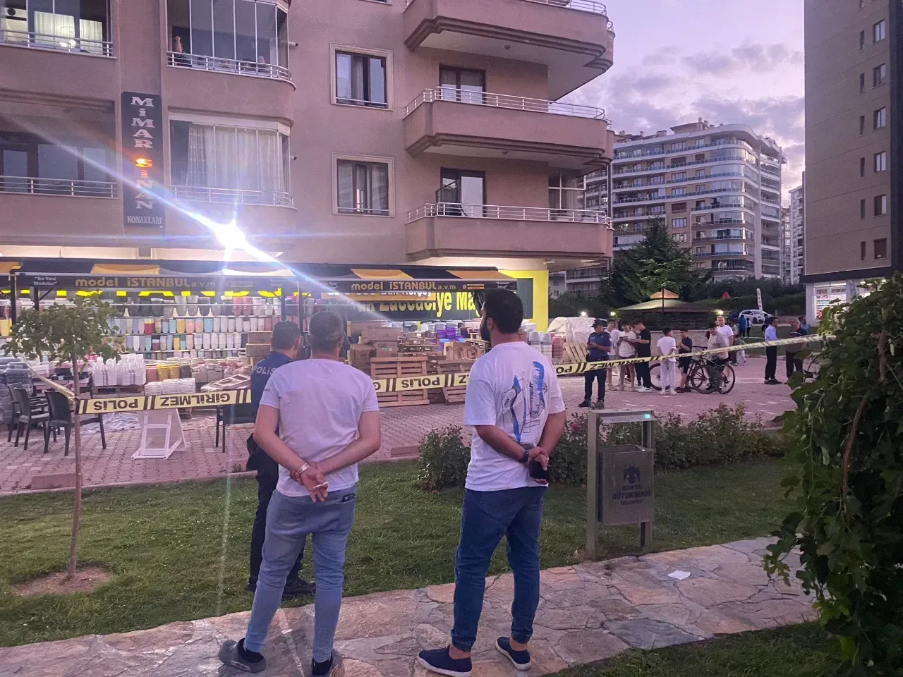 Konya'da 12. kattan atlayan kişi iş yeri sahibinin üzerine düştü