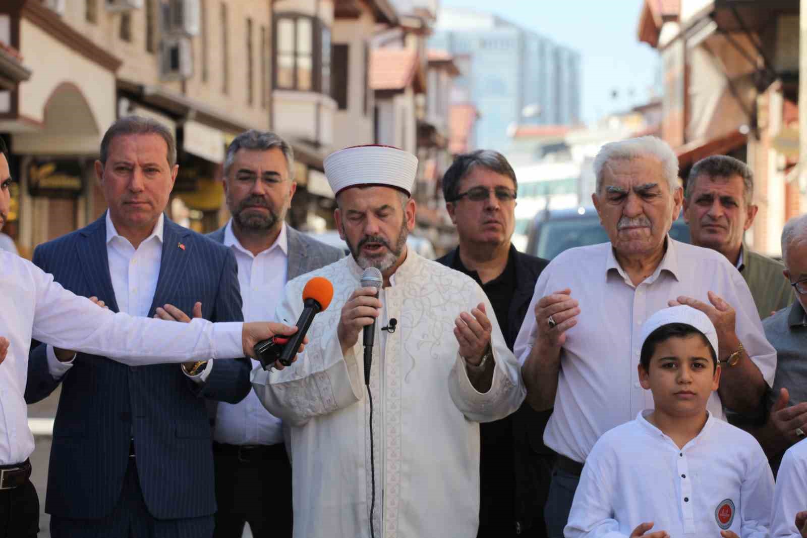 Konya esnafı bereket için elleri kaldırdı