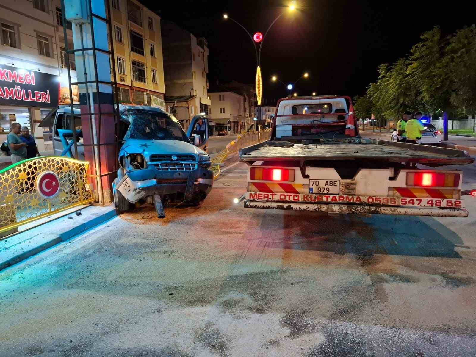 Araç üst geçide saplandı! 1 kişi öldü, 1 kişi yaralandı