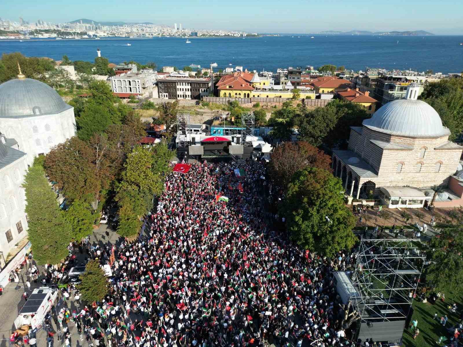 Binlerce kişi Ayasofya Meydanı’nda toplandı