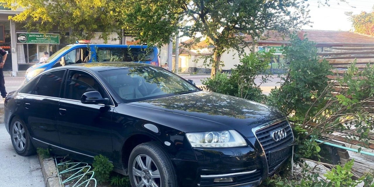 Konya'da otomobil bankta oturan 2 kişiye çarptı