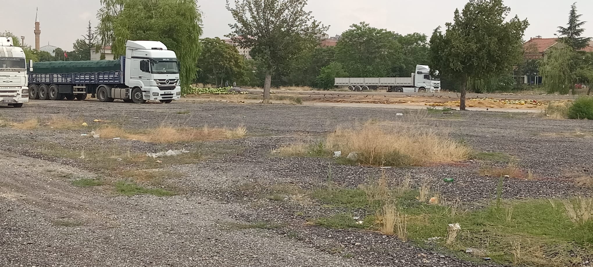 Tırlar, Konya'nın merkezini karpuz çöplüğüne çevirdi