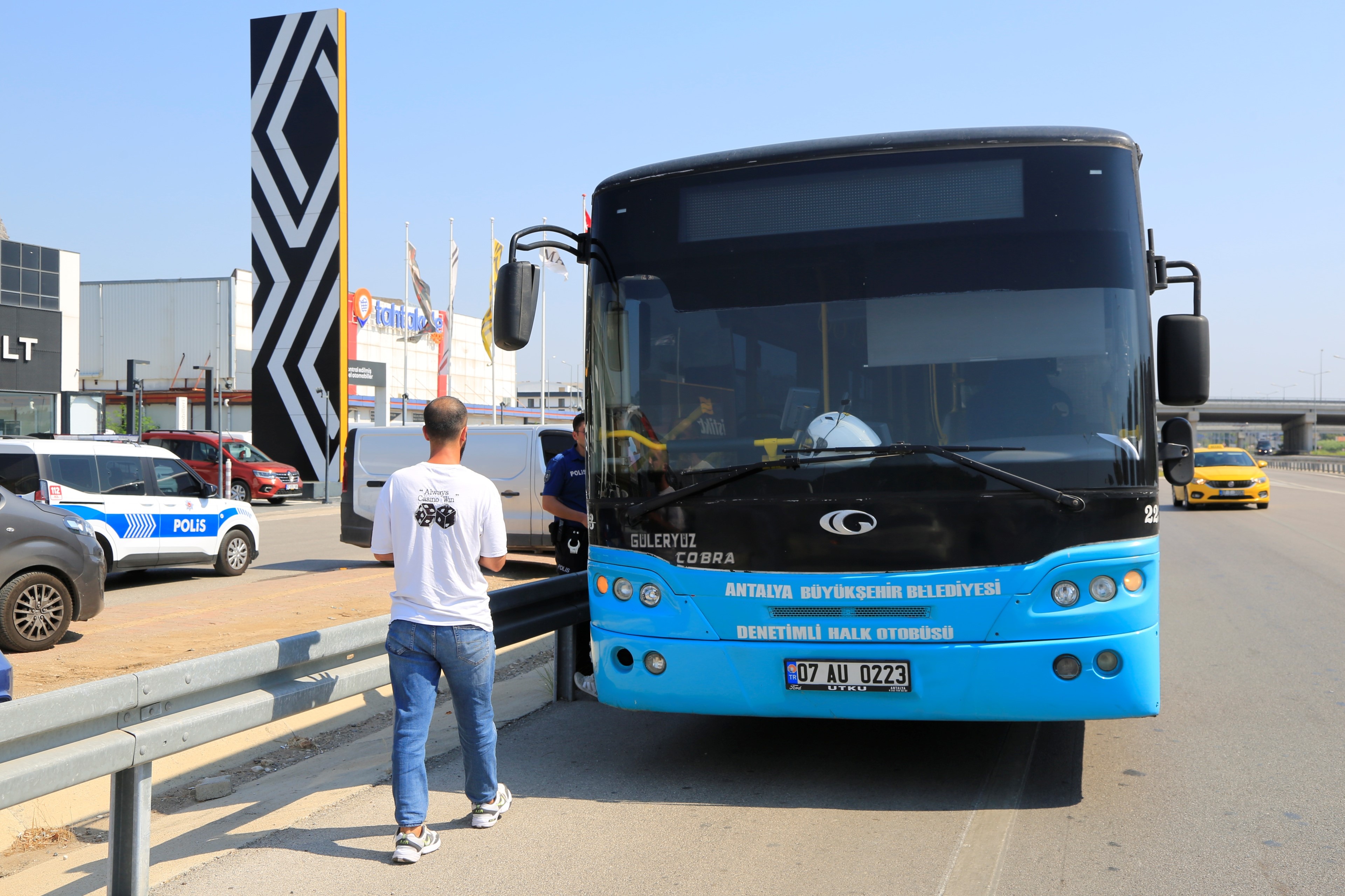 Tartıştığı sürücünün kontağını alarak kaçtı