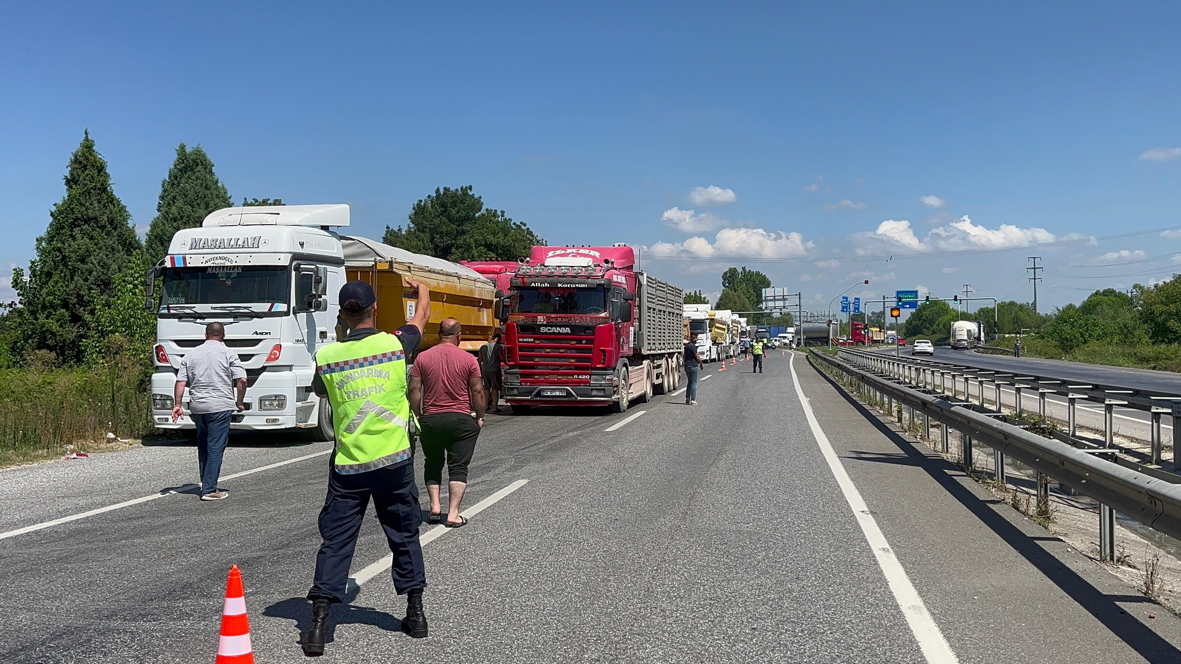 Otoyolda asit paniği! Yol trafiğe kapatıldı