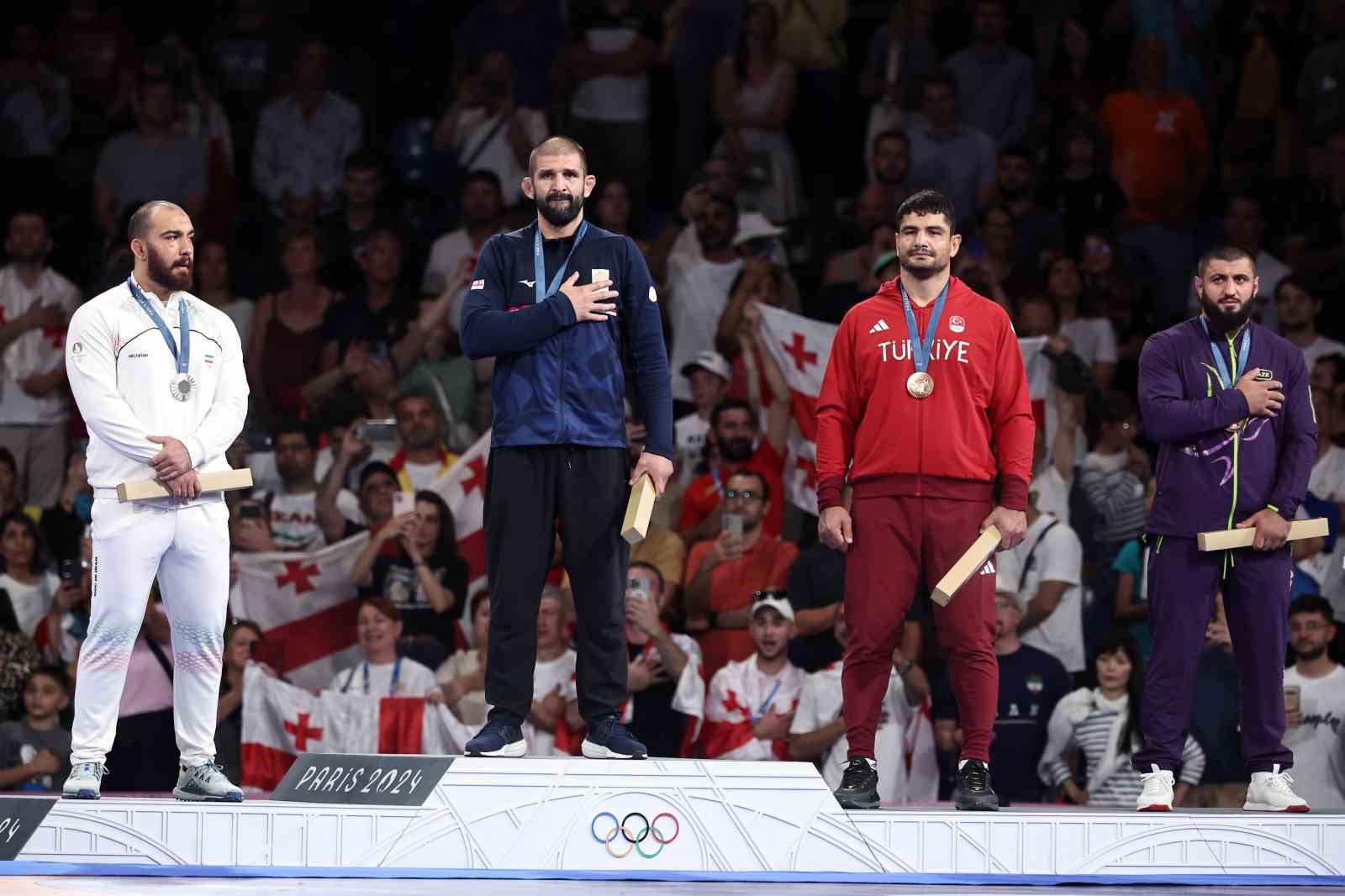 Taha Akgül, bronz madalyayla güreşi bıraktı