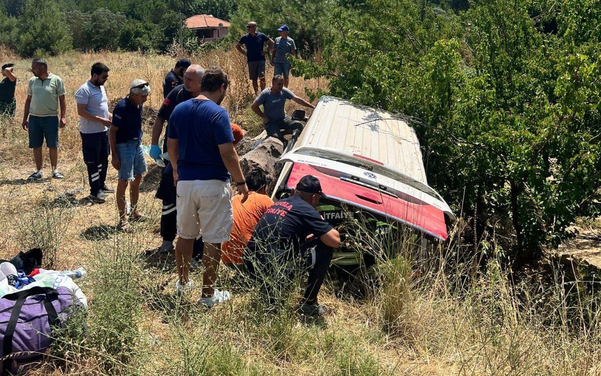 Direksiyon hakimiyetini kaybetti, şarampole yuvarlandı