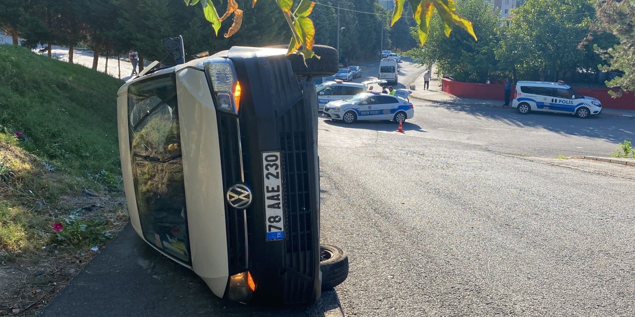 Polise çarptı, takla attı