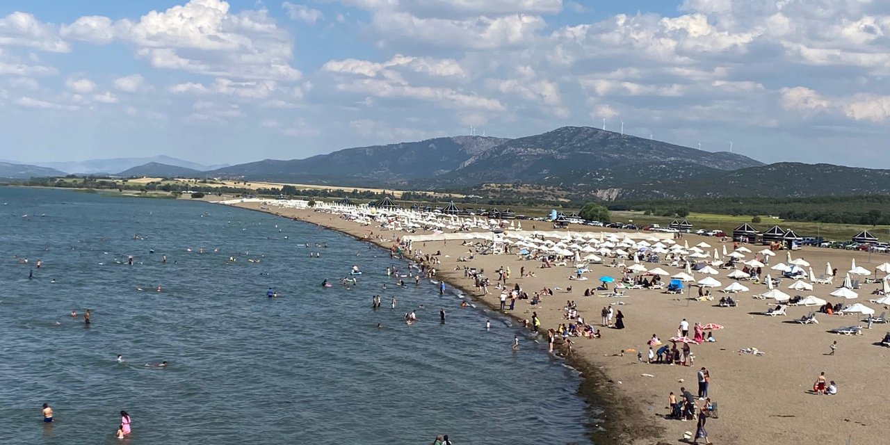 Sıcaktan bunalan vatandaşlar Konya'nın plajına akın etti