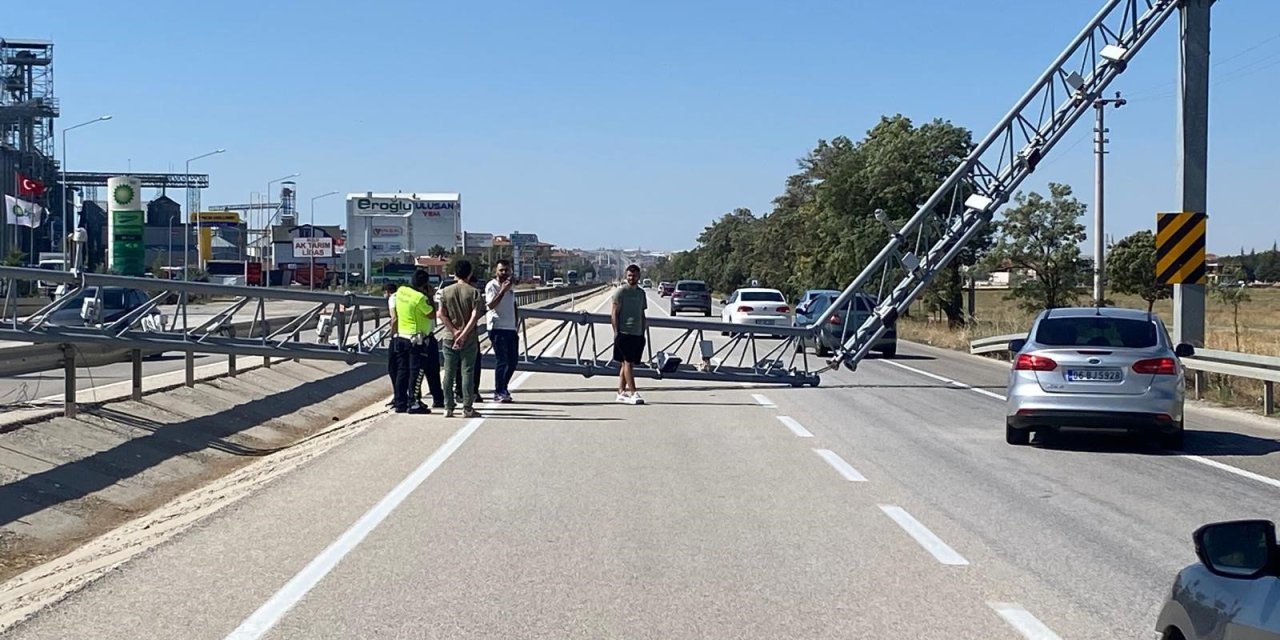 Konya'da damperi açık tır direği devirdi! Olay kameralara yansıdı