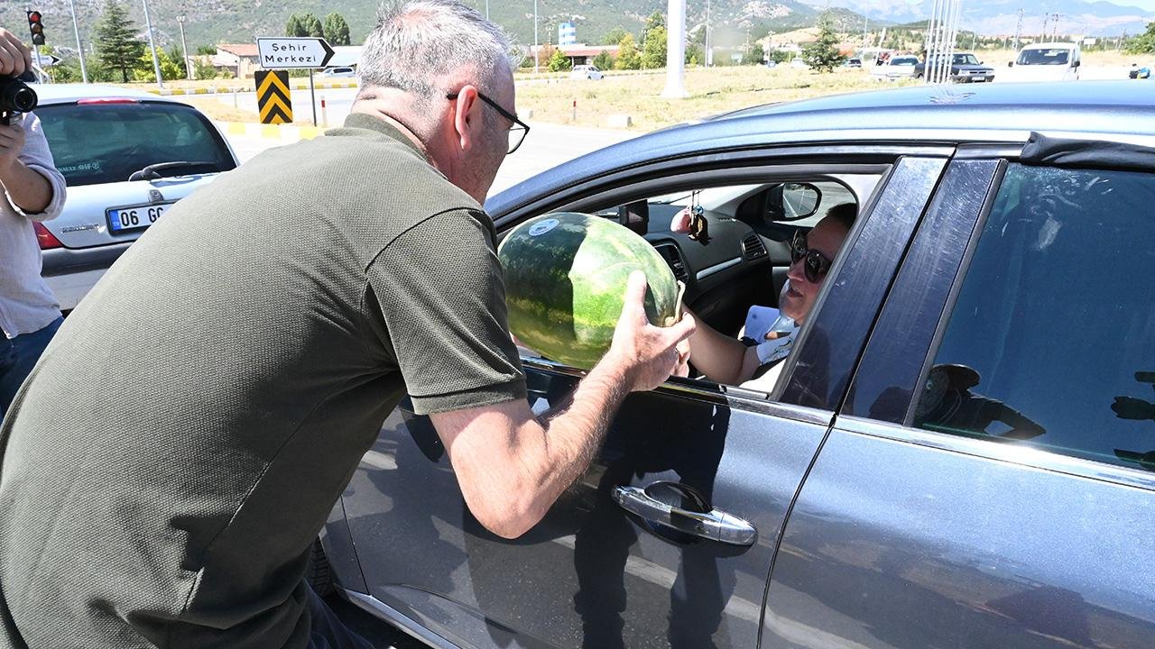 Konya'da bu yolu kullanan sürücülere sürpriz ikram