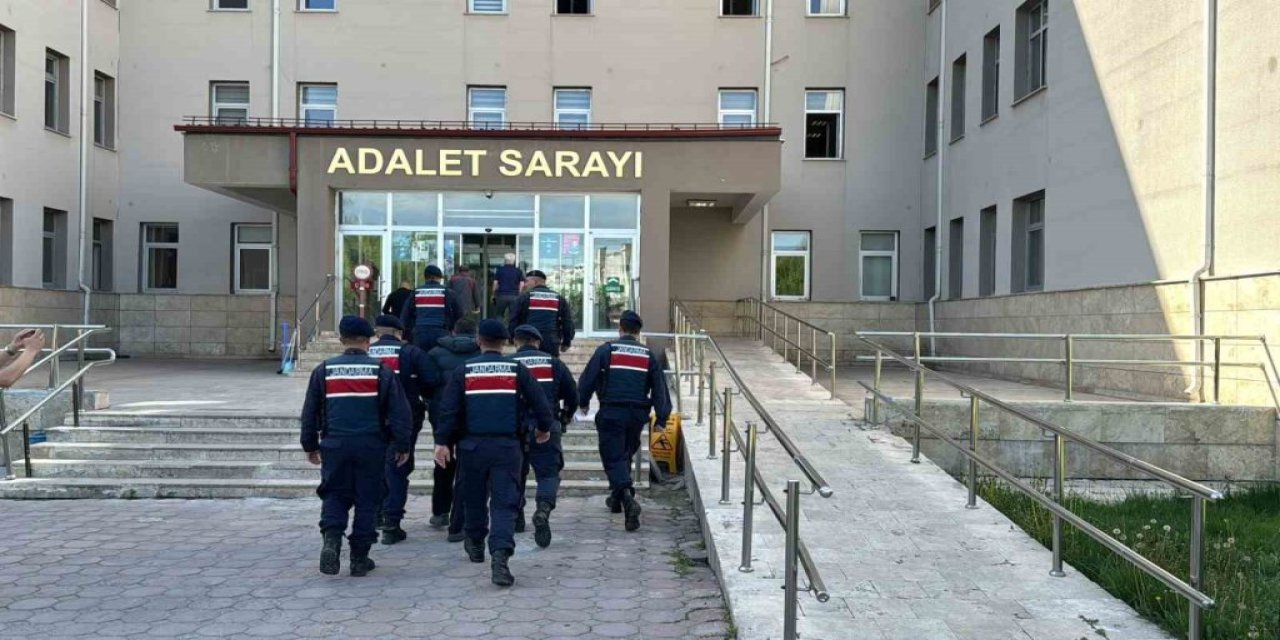 Kaçak göçmenlere yüzbinlerce liralık para cezası yağdı