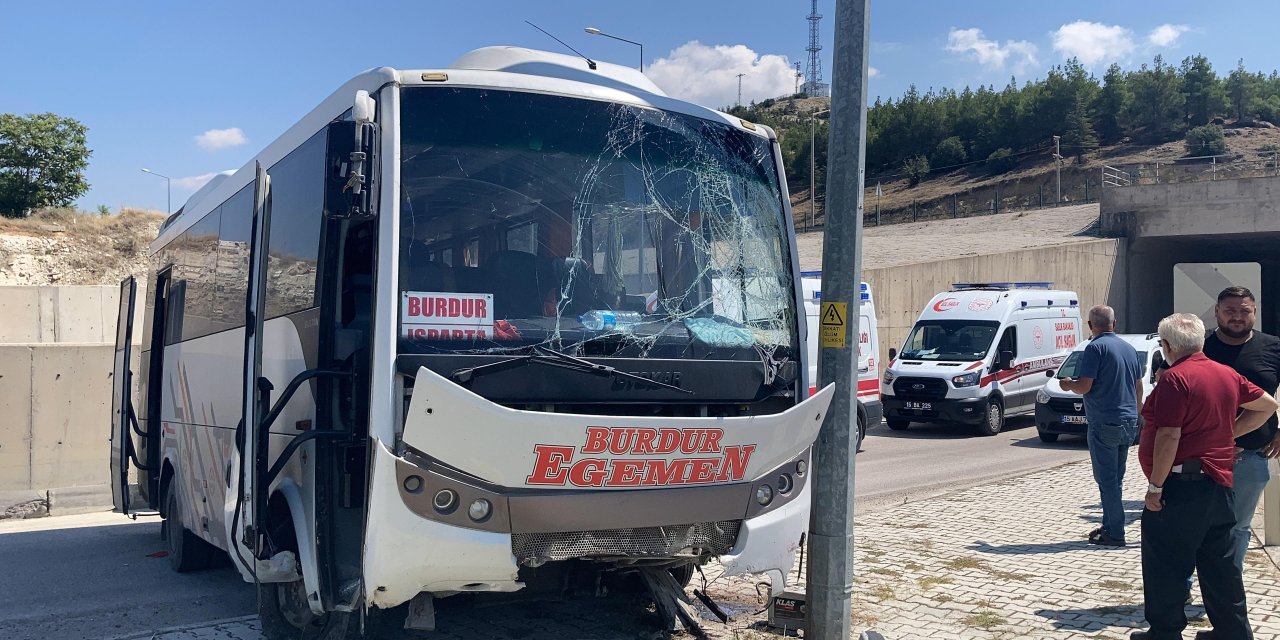 Freni patlayan kamyon otogara düştü