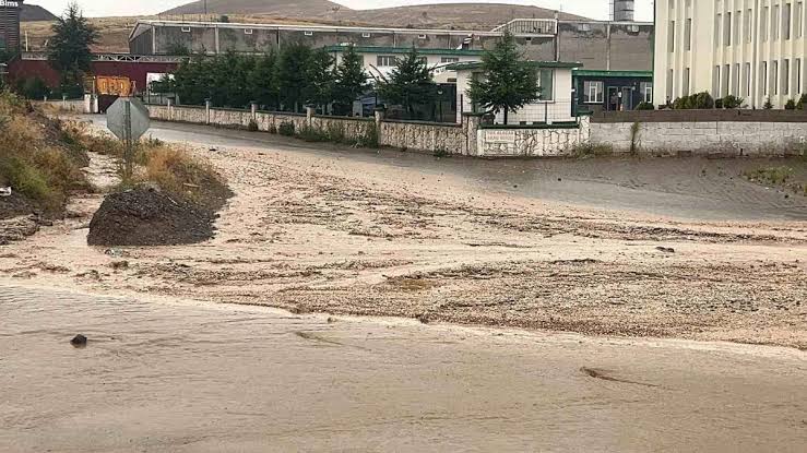 Sel felakete yol açtı: Kopan kayalar 3 araçta hasara neden oldu