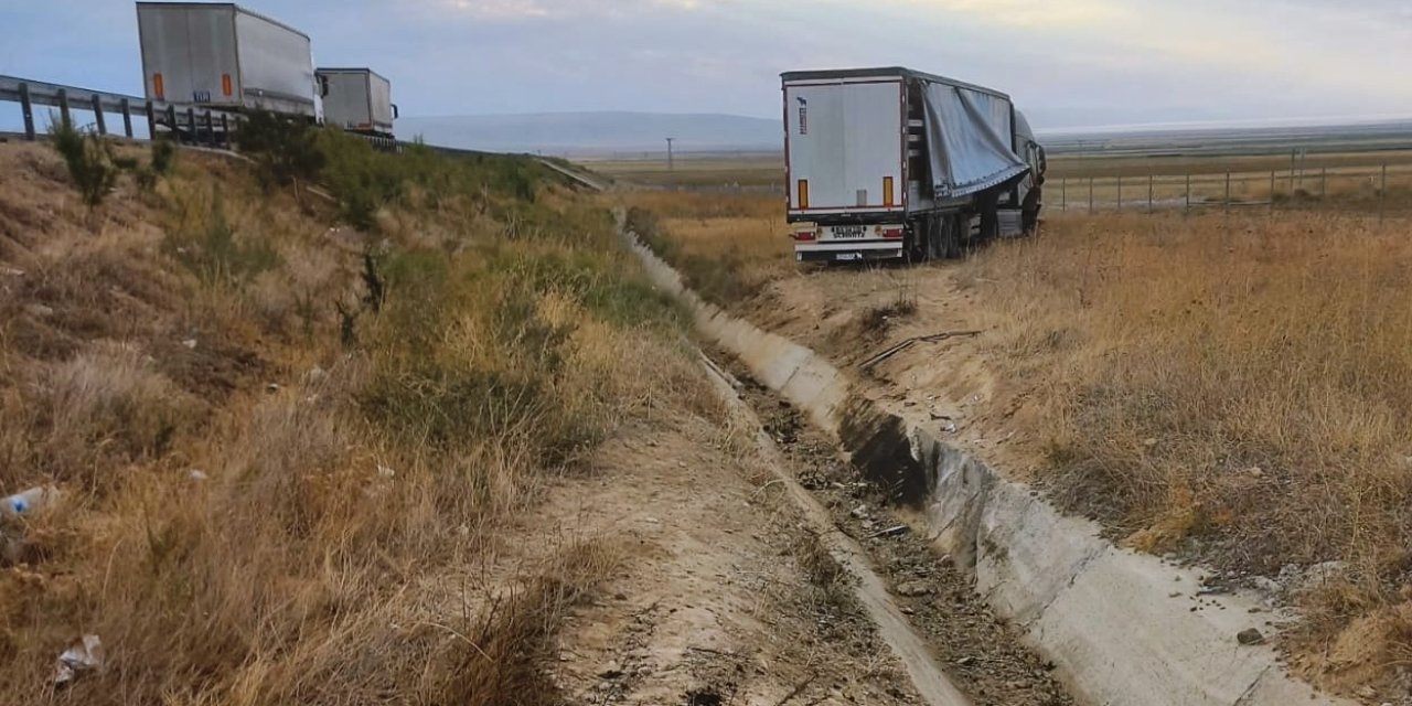 Konya’da yoldan çıkan tır tarlaya girdi: 1 yaralı