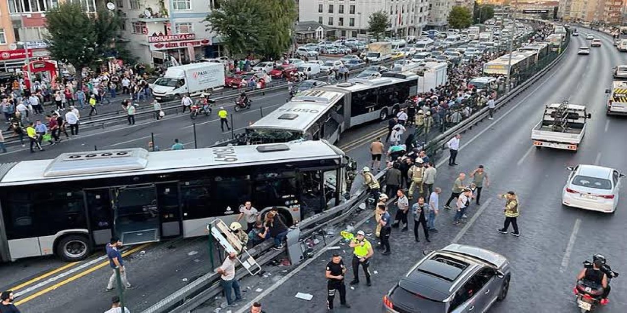 İki metrobüs kafa kafaya girdi! 3 kişinin durumu ağır