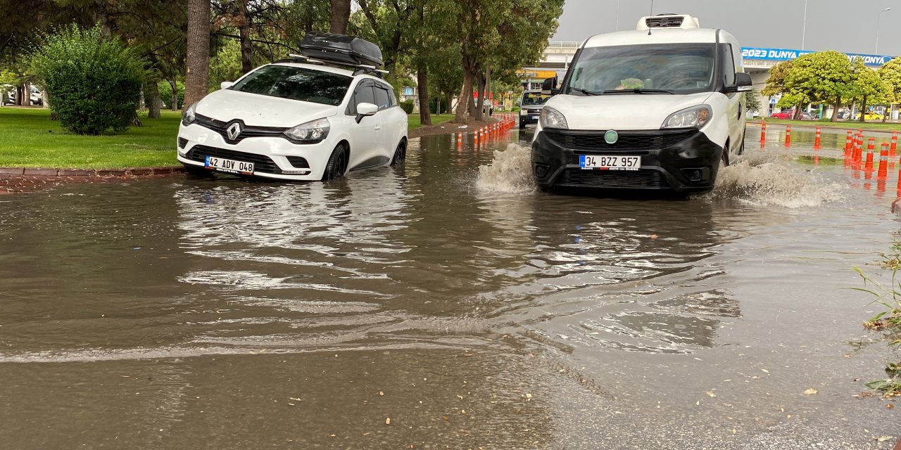 Konya'da yağan yağmur trafiği kapattı! Bu yollar felç oldu