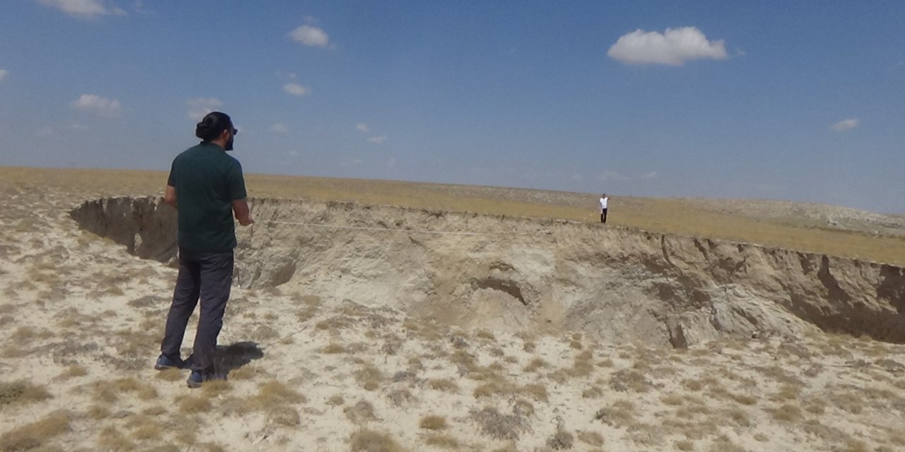 Konya göçüyor! Fevzi Paşa Mahallesi'nde dev obruk oluştu