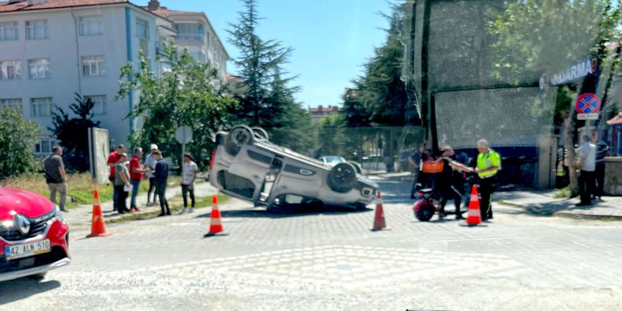 Konya'da kaza yapan araç ters döndü