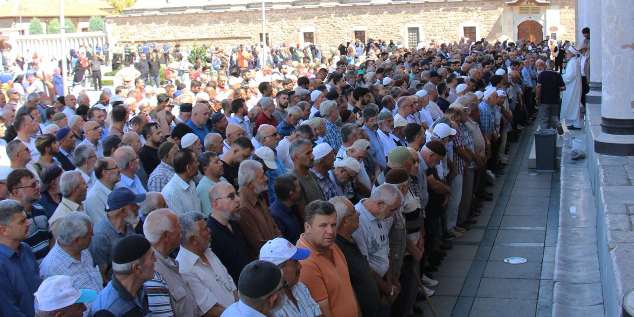 Şehit Ayşenur Ezgi için Konya'da gıyabi cenaze namazı kılındı