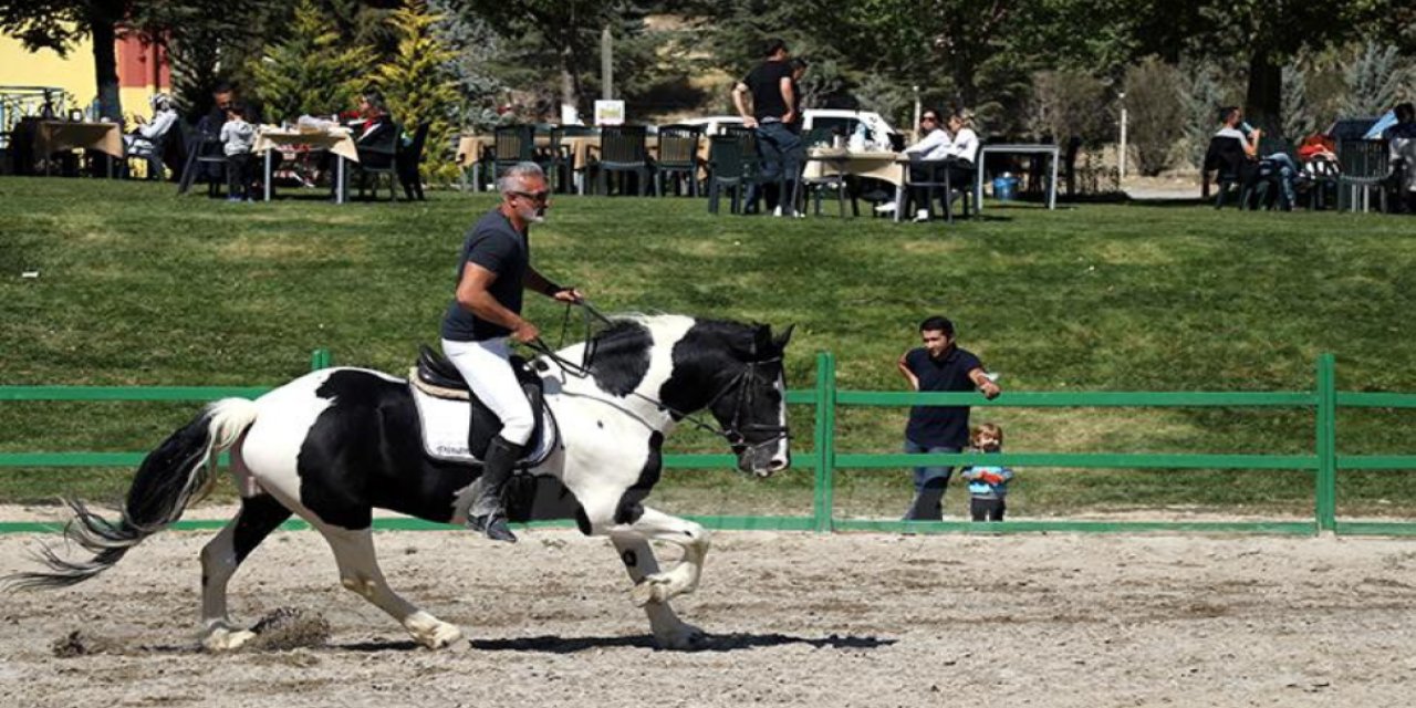 Çocuklarını alan Konyalılar at binmek için buraya akın etti!