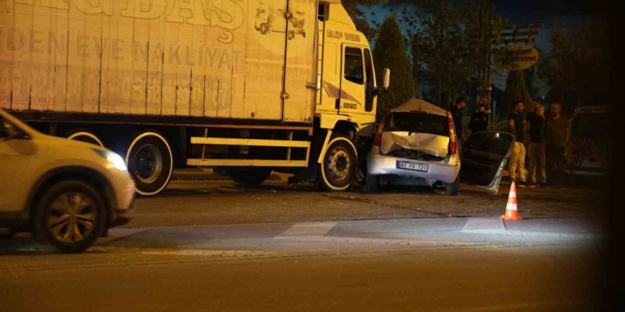 Konya'da acı kaza! Kamyon ile otomobil çarpıştı, otomobil sürücüsü kadın hayatını kaybetti