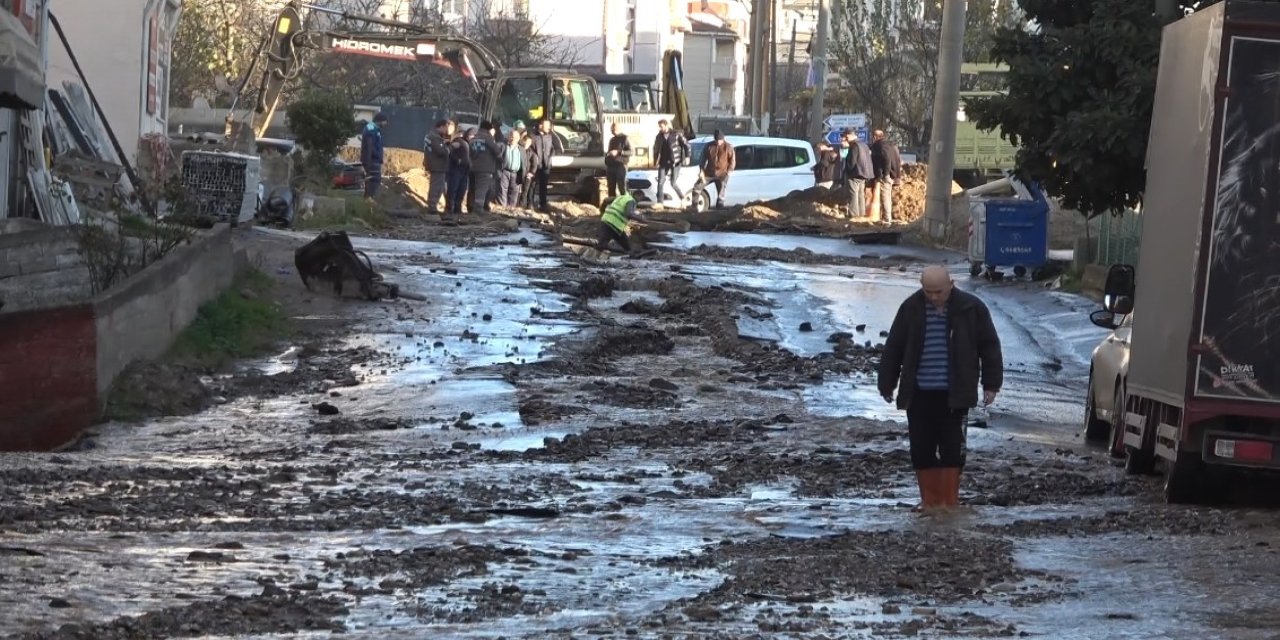 Konya'nın göbeğinde su borusu patladı! Yollar gölete döndü