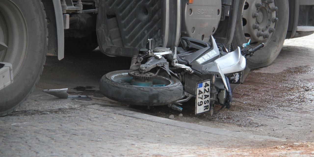 Konya'da, motosiklet tırın altına girdi