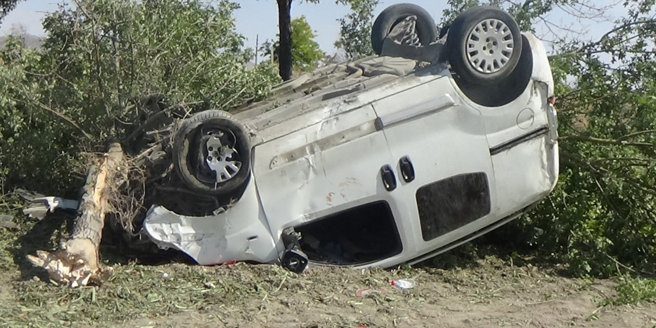 Konya'da, yoldan çıkan araç takla attı