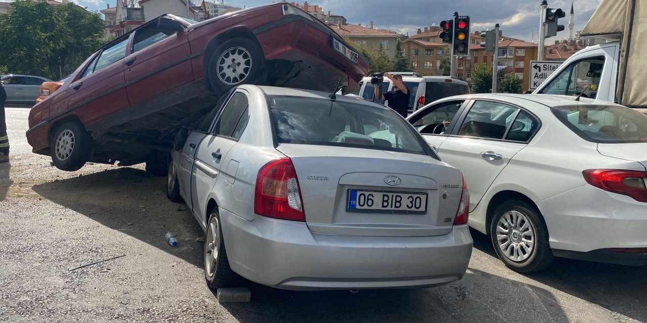 Önce trafik ışığını devirdi sonra asılı kaldı