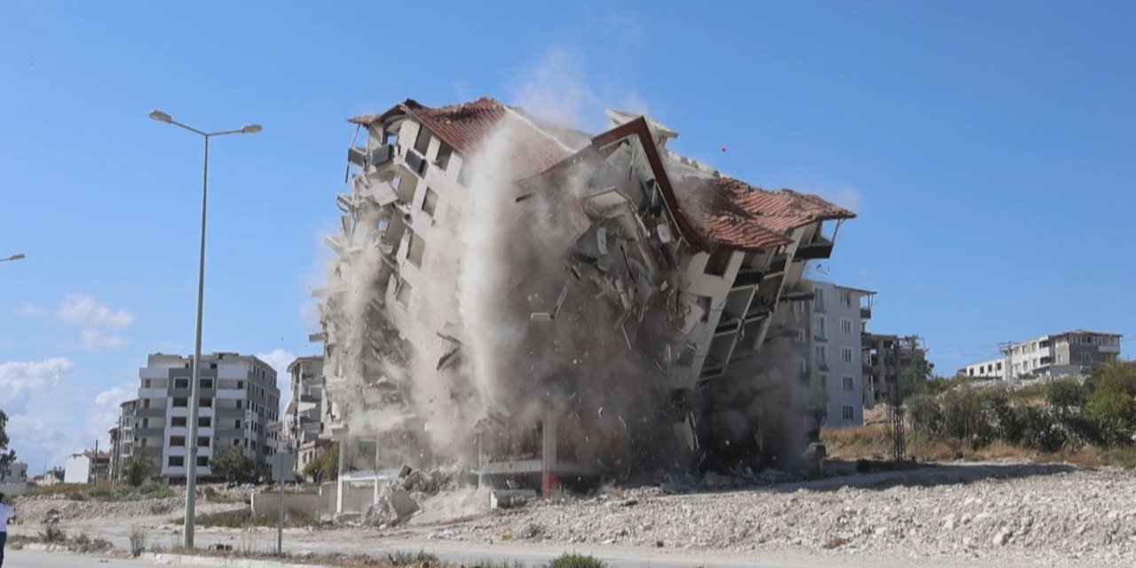 Depremden etkilenen binanın yıkılış anı kameralara yansıdı