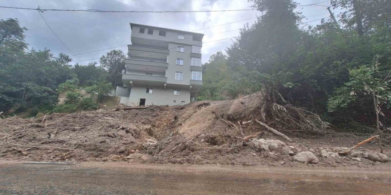 Heyelan 5 katlı binayı teğet geçti, faciadan dönüldü