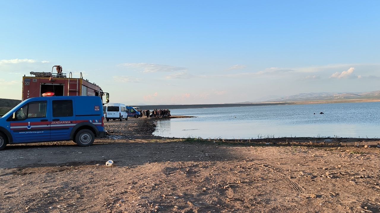 Göl bir aileyi resmen yuttu! Babanın da cansız bedeni bulundu