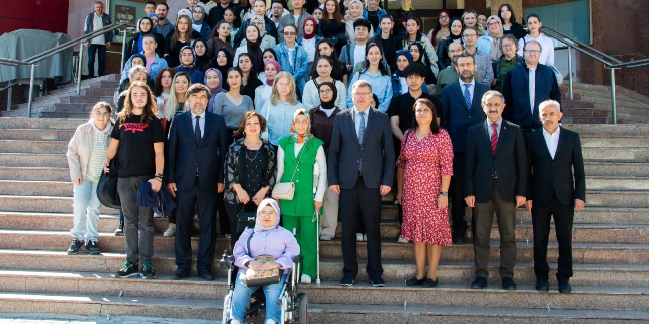 Selçuk Üniversitesi'nden engelli öğrencilere anlamlı karşılama