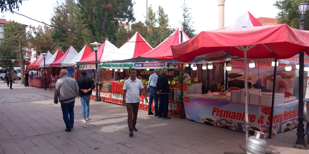 Konya'daki yöresel ürün pazarına ziyaretçi akını! Kış hazırlıkları sürüyor