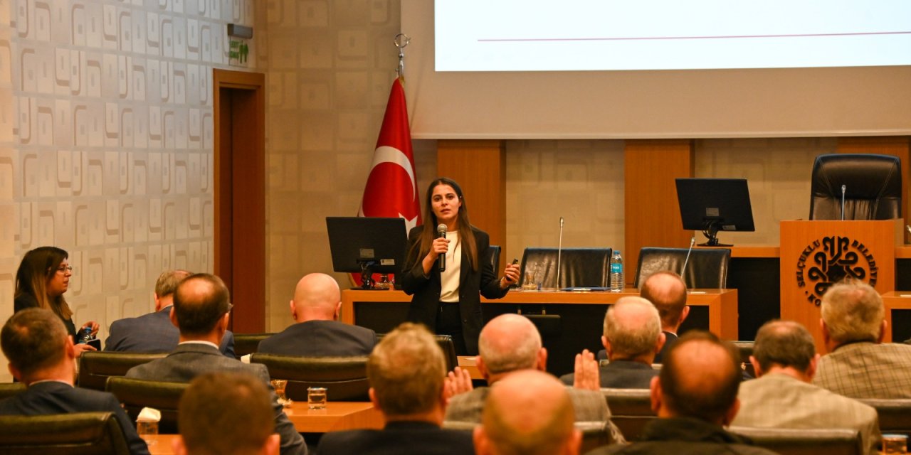 Konya'daki o belediye müdürlerine eğitim verdi