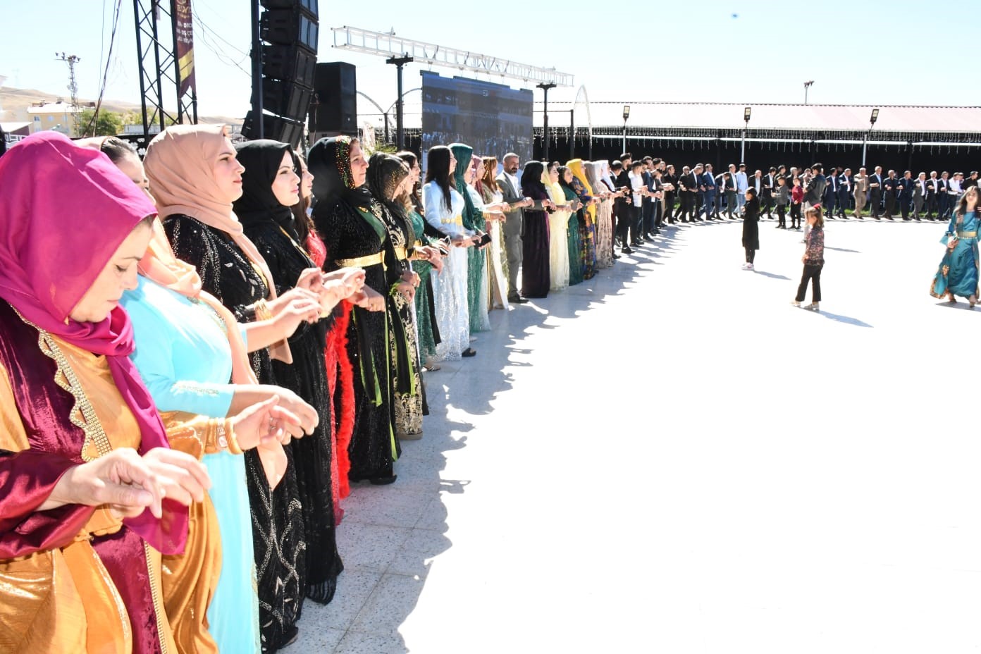 Aşiret düğünü yine gündemde: 4 kilo altın takıldı